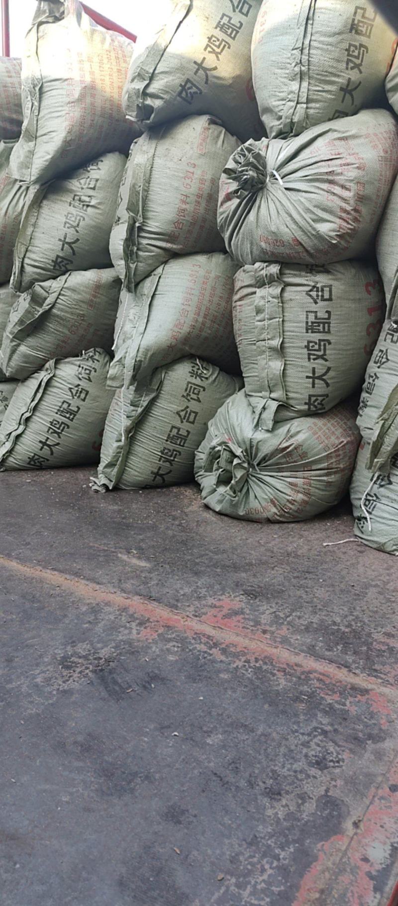 谷壳鸡粪，农家肥大量供应，常年有货，没有发酵的哈。