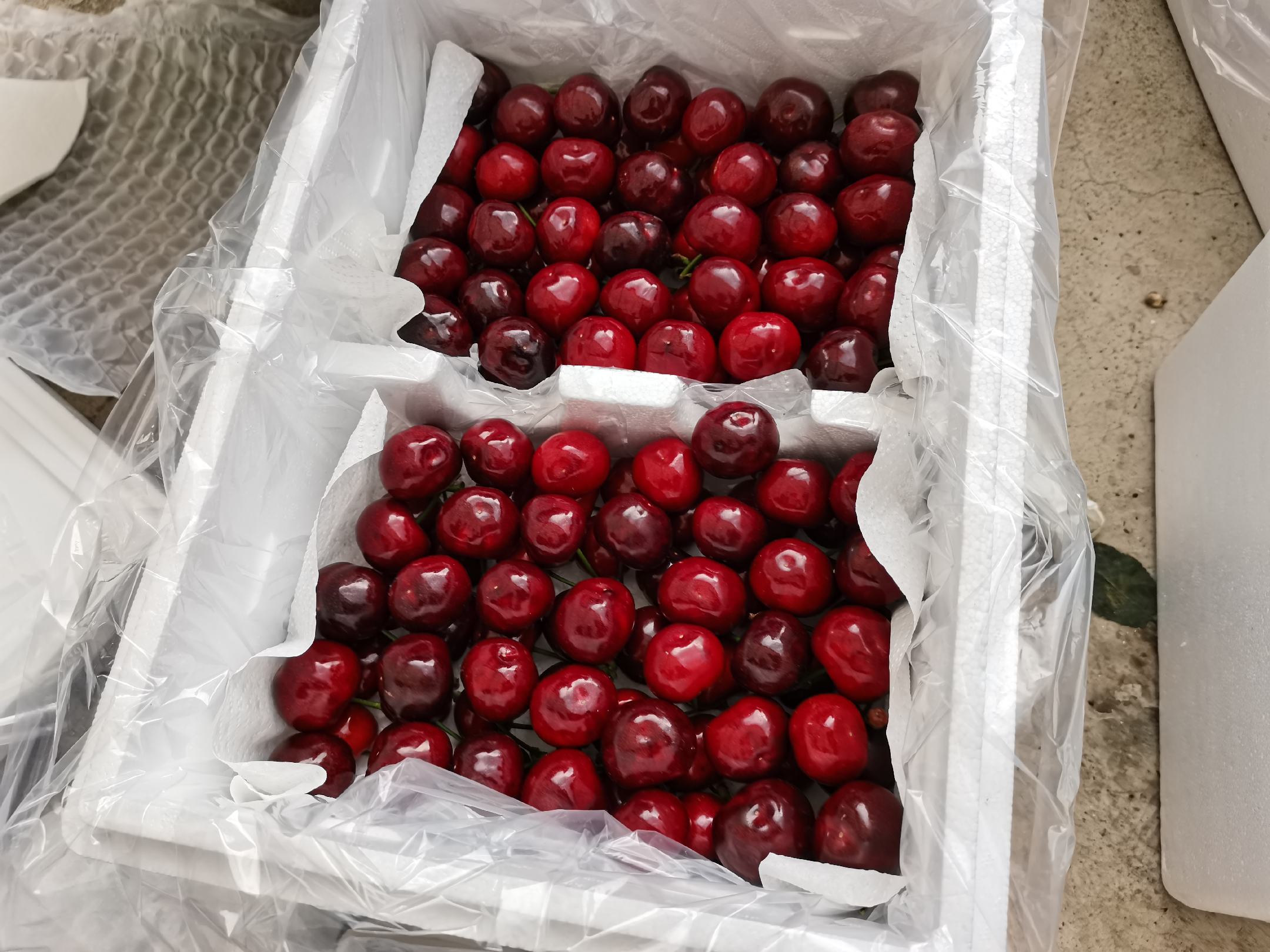 车厘子与橙子制作的水果沙拉