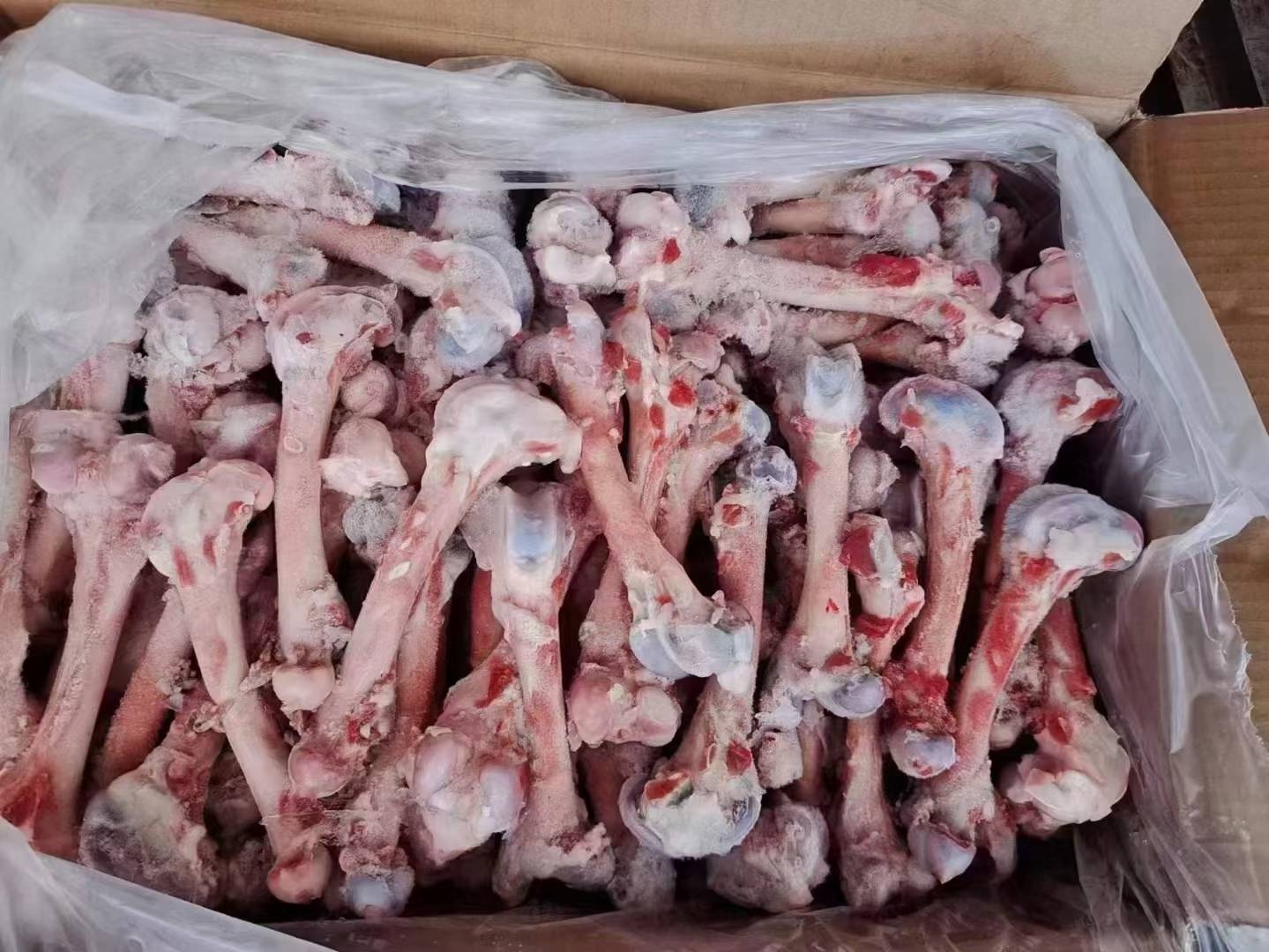 一锅热气腾腾的羊肉汤正在慢炖,搭配新鲜香料 羊肉汤锅中慢炖图