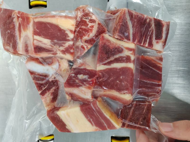 满肉牛肋排块，货源充足，颜色鲜艳质量保证手续齐全全国发货