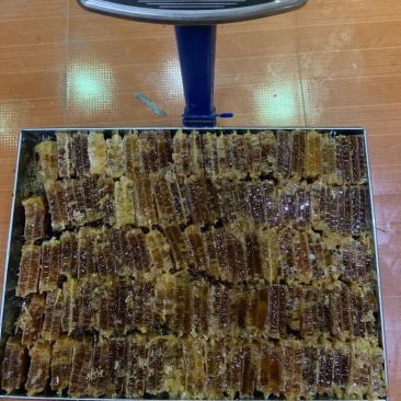 蜂巢蜜，纯正中蜂巢蜜，深山定点养殖，一年割一次蜜，花香味