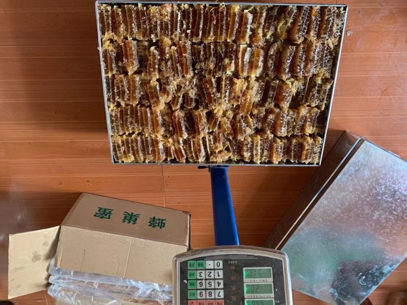 蜂巢蜜，纯正中蜂巢蜜，深山定点养殖，一年割一次蜜，花香味