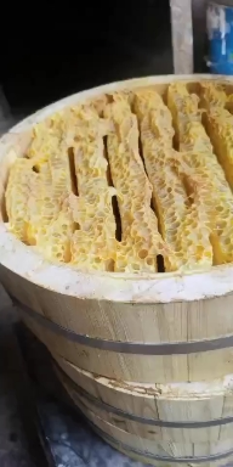圆桶蜂巢蜜！传统养殖法，连桶带巢蜜发货！