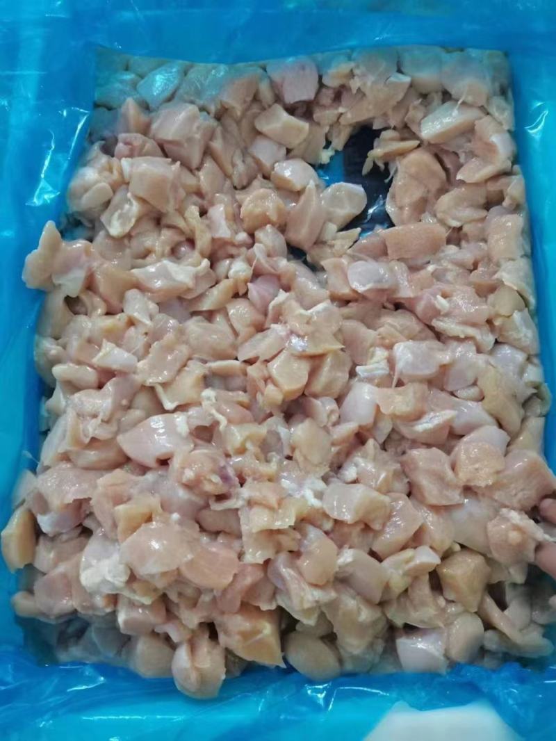切排下来的胸肉块，无油脂无骨头水分小，适合做肠做水饺陷！