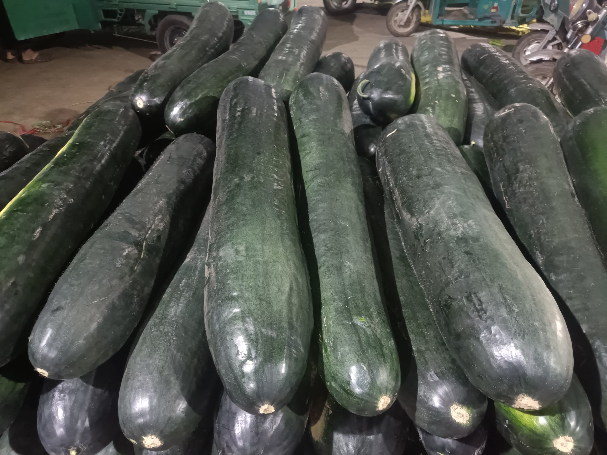 厨师正在用削皮刀去除黑皮冬瓜外皮