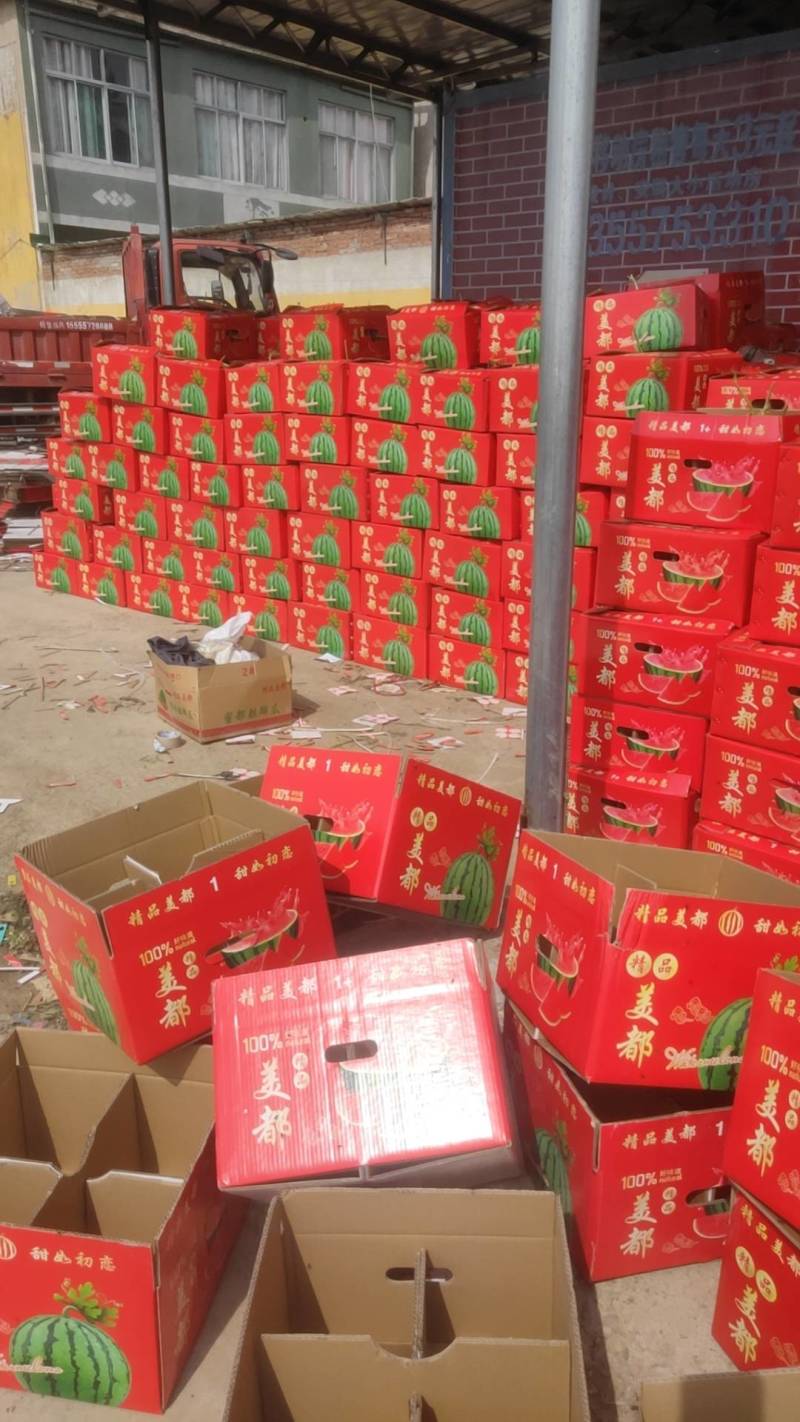 精品无籽美都西瓜，大量上市，诚信共赢，互利互助，需要联系
