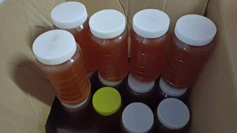 图片说明: 一瓶新鲜采集的天然蜂蜜,色泽金黄透亮,质地浓稠 蜂蜜特写