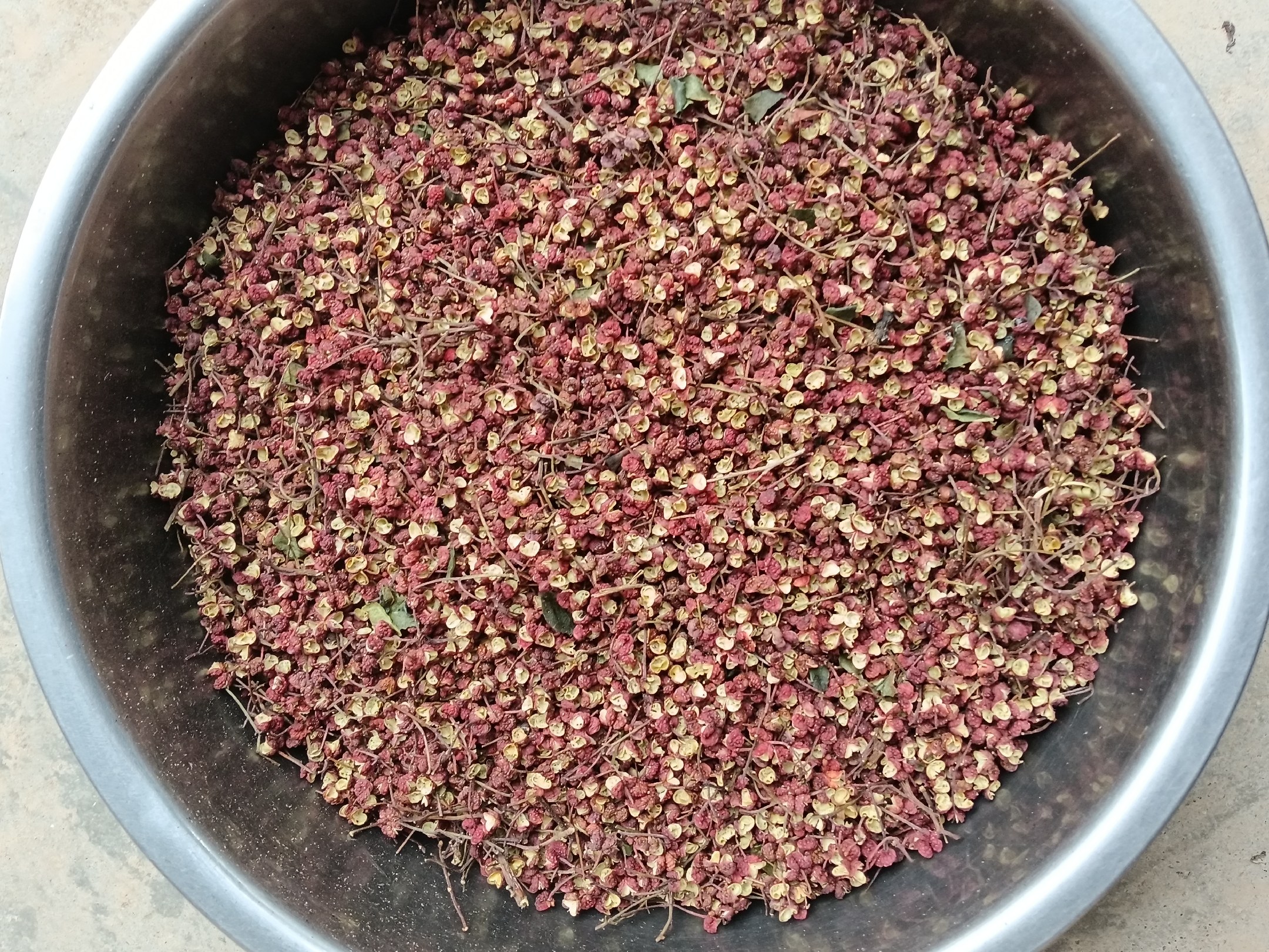 胡椒与酒的搭配,传统炖酒制作场景 胡椒与酒的搭配