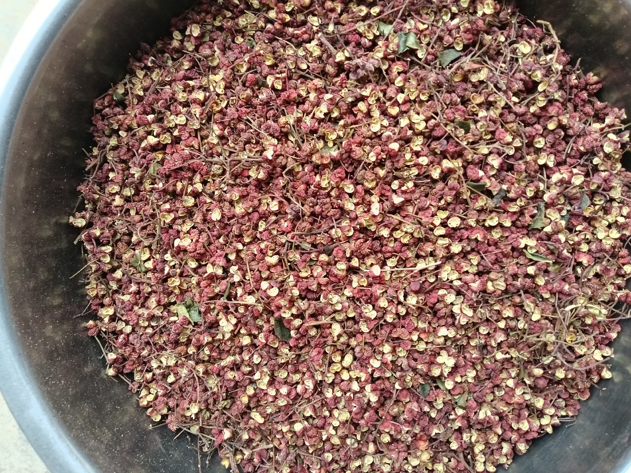 密封罐中装有黑胡椒的厨房场景