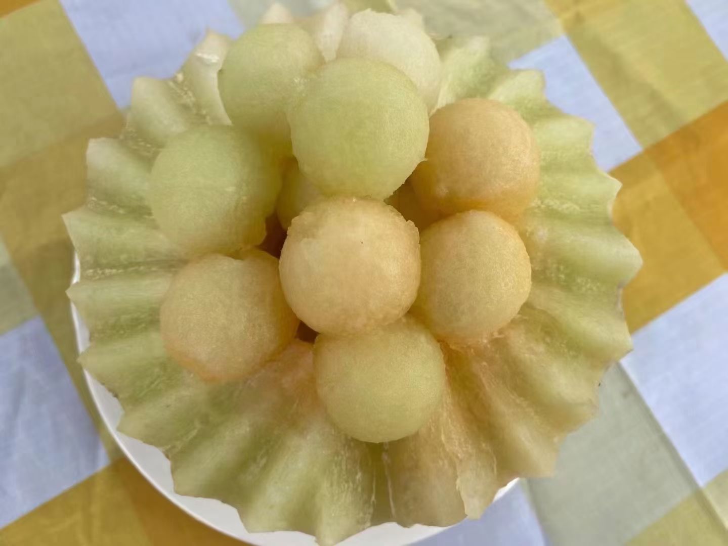 展示伊丽莎白甜瓜切块与酸奶、坚果搭配的健康沙拉盘 伊丽莎白甜瓜的创意吃法展示