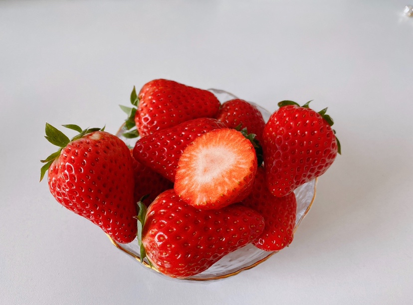 红颜草莓营养成分分析图