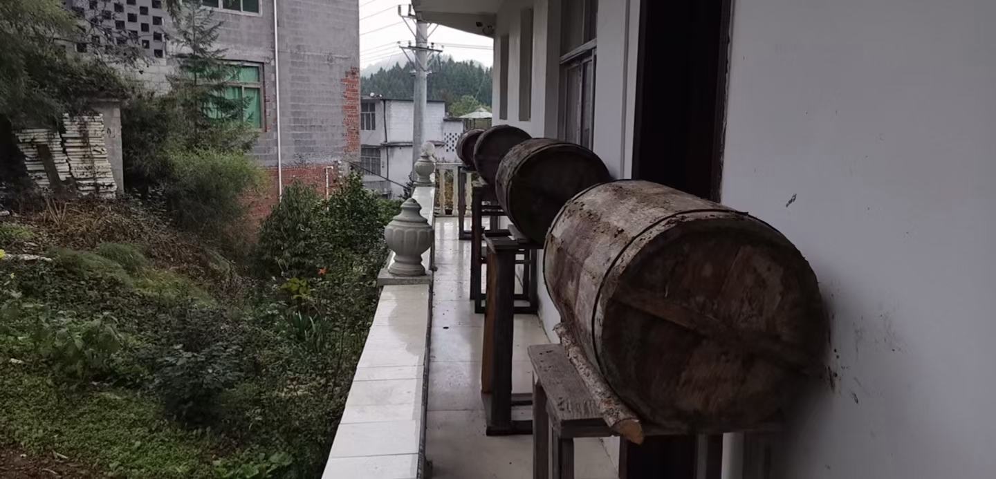现代化洋槐蜜生产车间,展示过滤与灌装过程 洋槐蜜生产线实景图