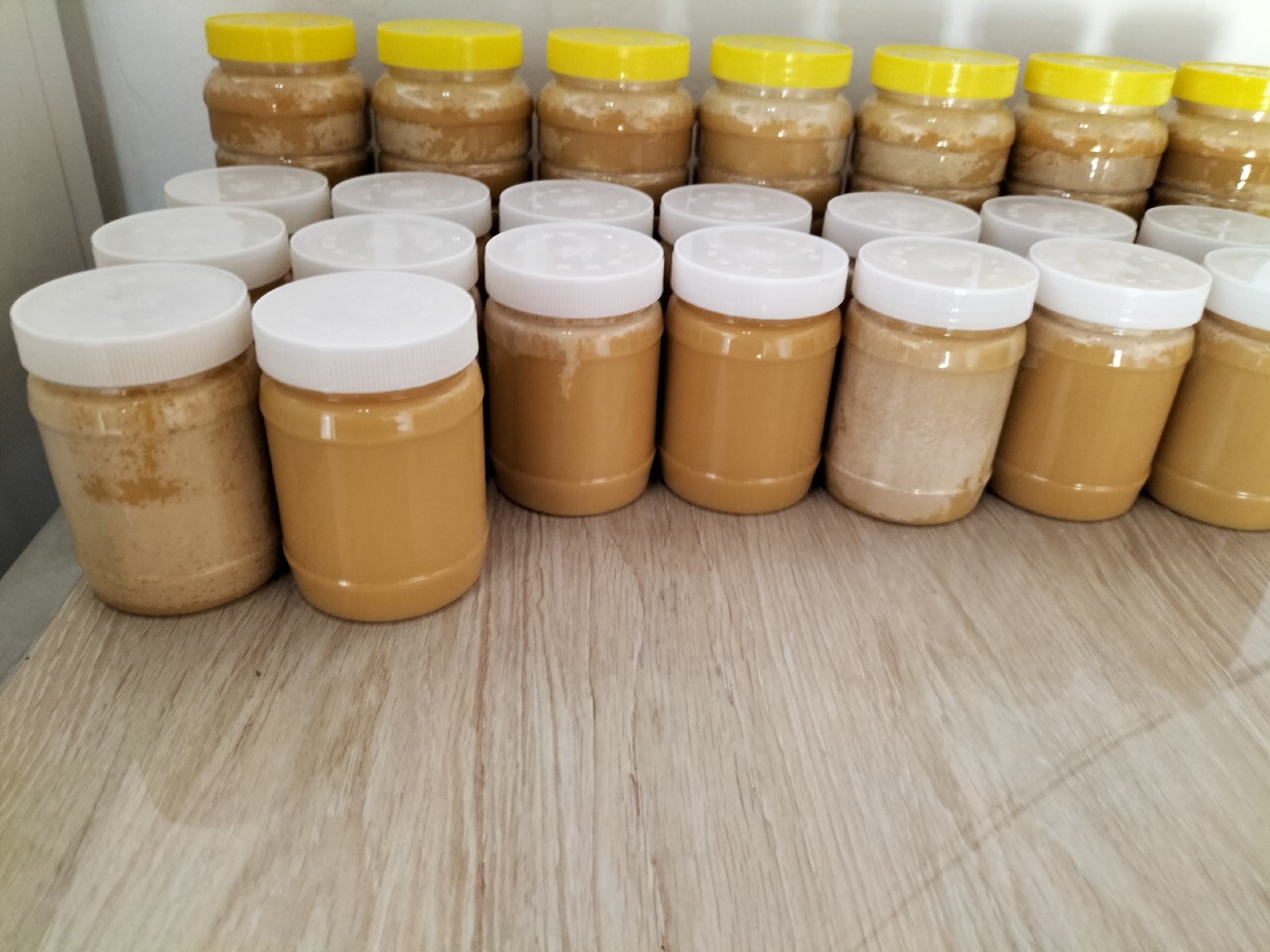 打开蜂蜜罐子的特写镜头