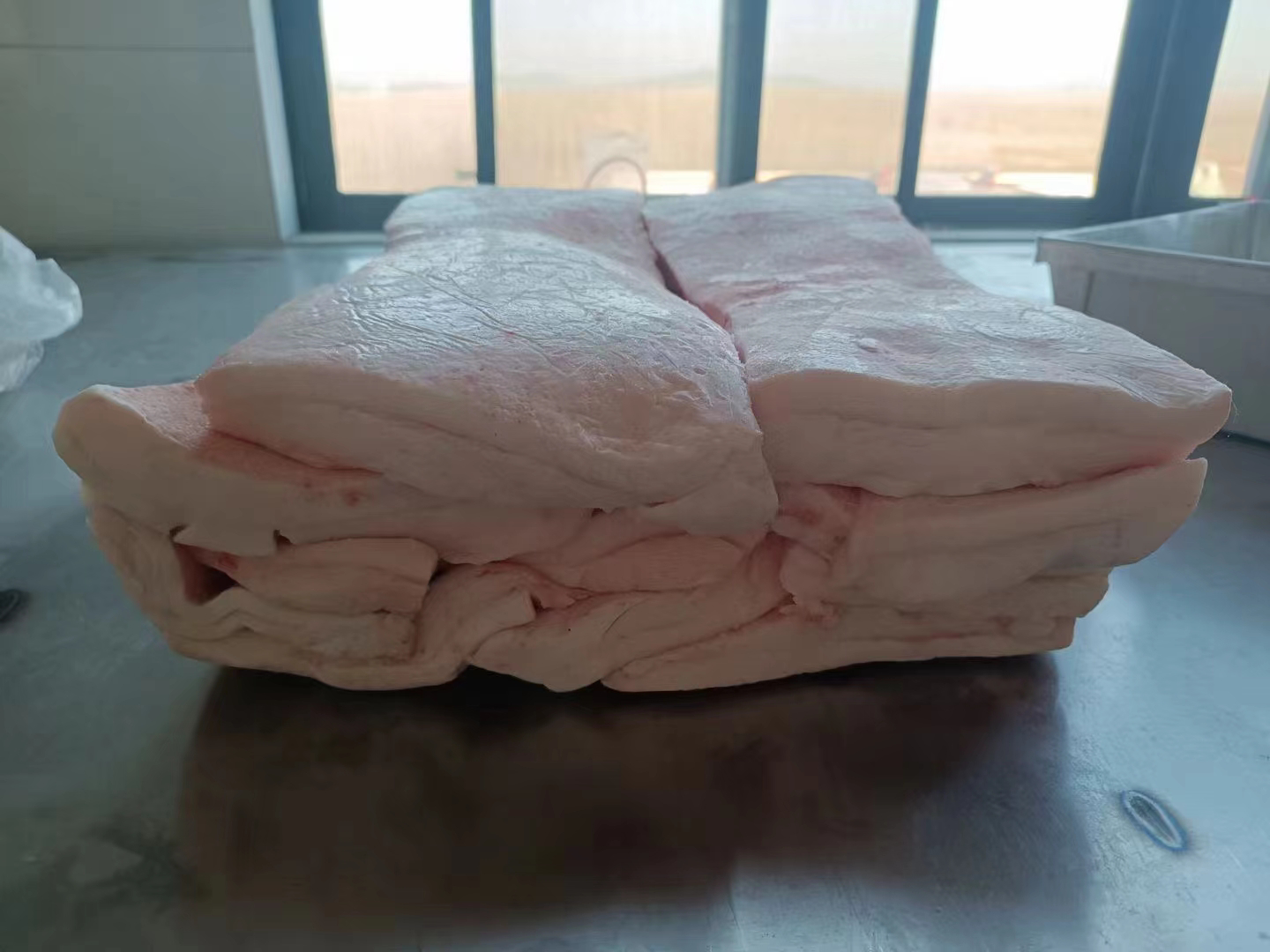 高清微距图:乳白色猪背膘丁均匀裹覆灰褐色粗颗粒黑胡椒,表面泛油脂光泽,背景为磨砂陶瓷研钵与不锈钢刮刀,体现‘脂质活化’工艺细节 黑胡椒粗磨与猪背膘丁混合特写
