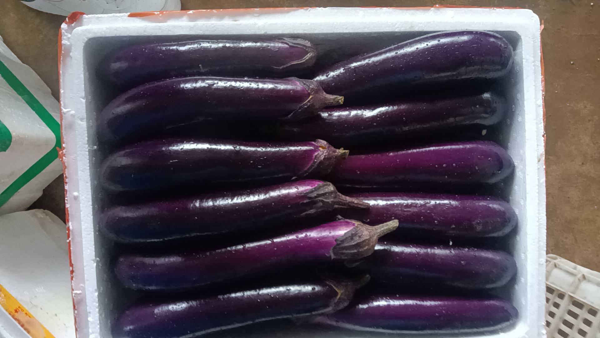 茄子与芹菜摆放在厨房台面上