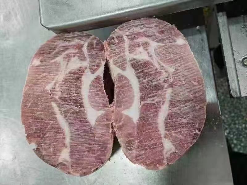 高清微距摄影:宁夏盐池滩羊24月龄公羊白条眼肌横切面。可见均匀分布的肌内脂肪(IMF)呈细密雪花状,脂肪细胞直径25–35μm,肌纤维束排列整齐无断裂,无出血点或淤青,脂肪色泽为淡琥珀色(L*值72.3,a*值3.1),符合NY/T 3366-2023一级标准 盐池滩羊白条肉大理石花纹特写