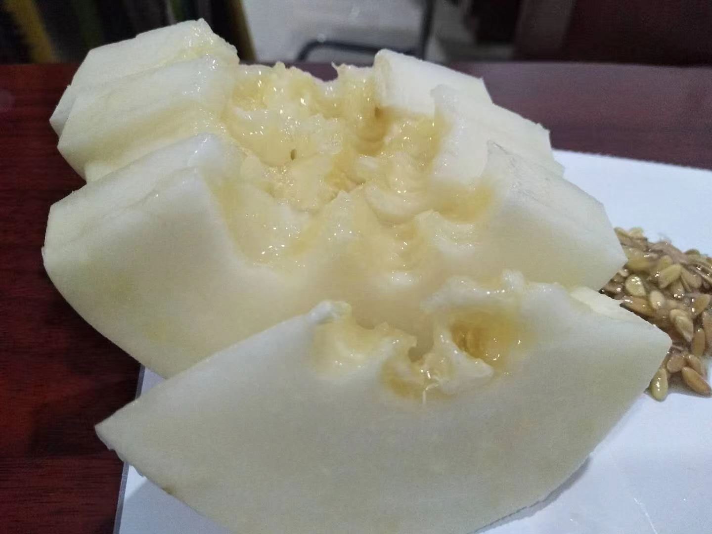 木瓜果肉切开后呈现橙红色果肉，质地柔软