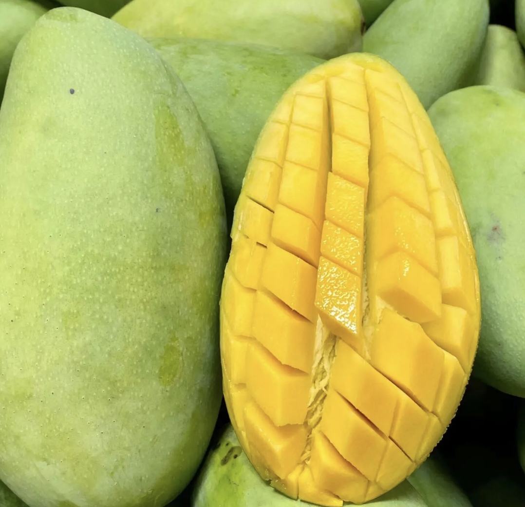 切开的金煌芒展示果肉质地