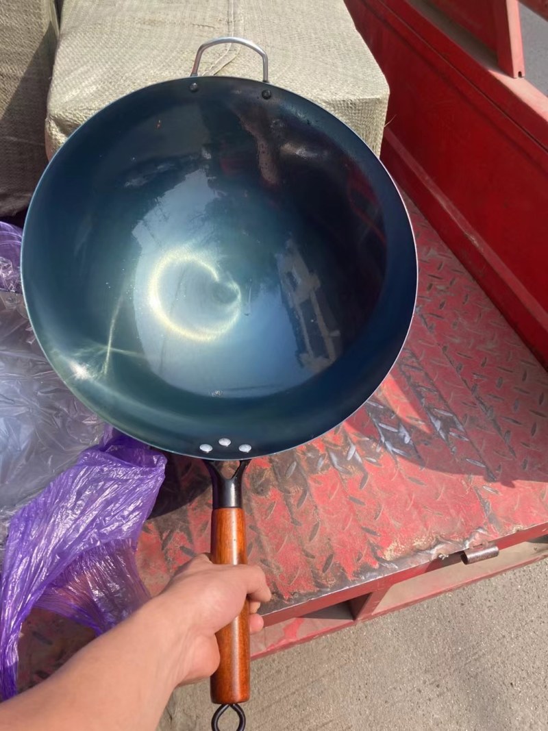 纯手工老铁锅，传统工艺经过20道工序，精心打磨流程