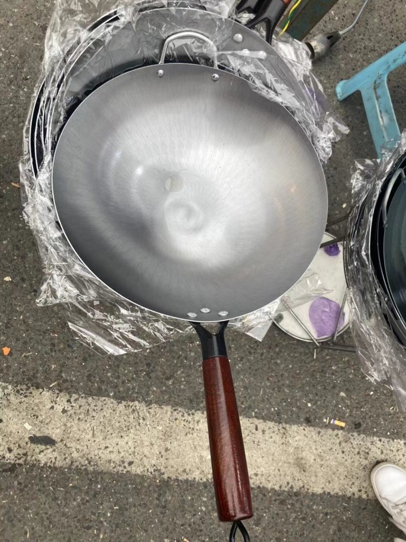 纯手工老铁锅，传统工艺经过20道工序，精心打磨流程