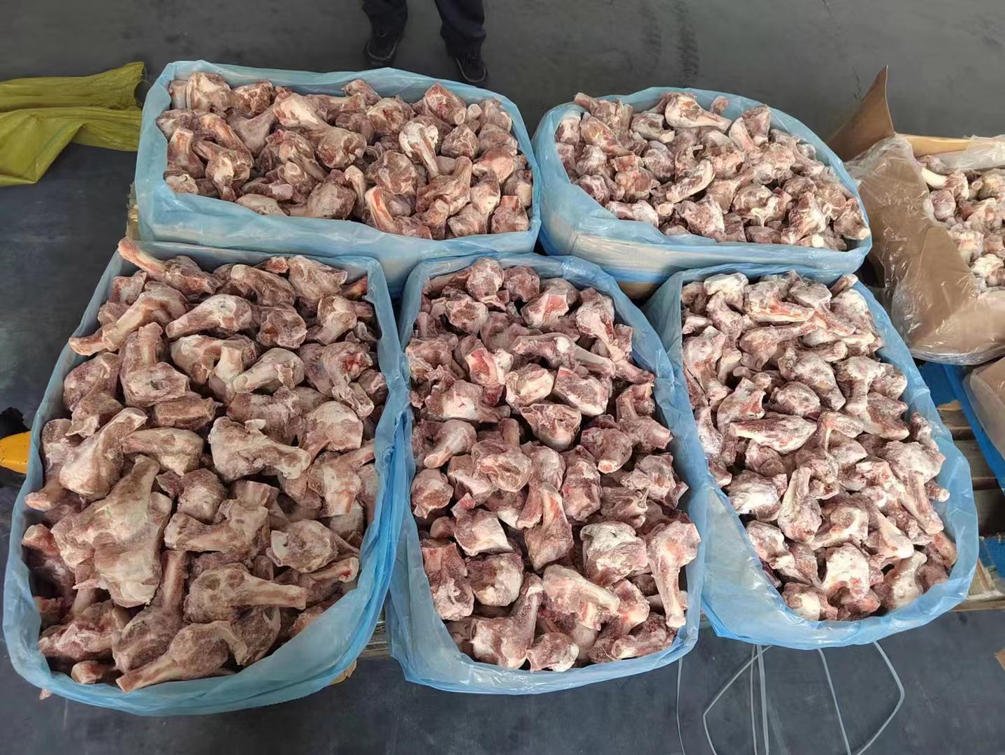 图中展示包装精美的波尔山羊肉产品,包括冷鲜肉、分割肉块、真空包装羊肉卷等,适用于多种销售渠道 波尔山羊肉产品展示图