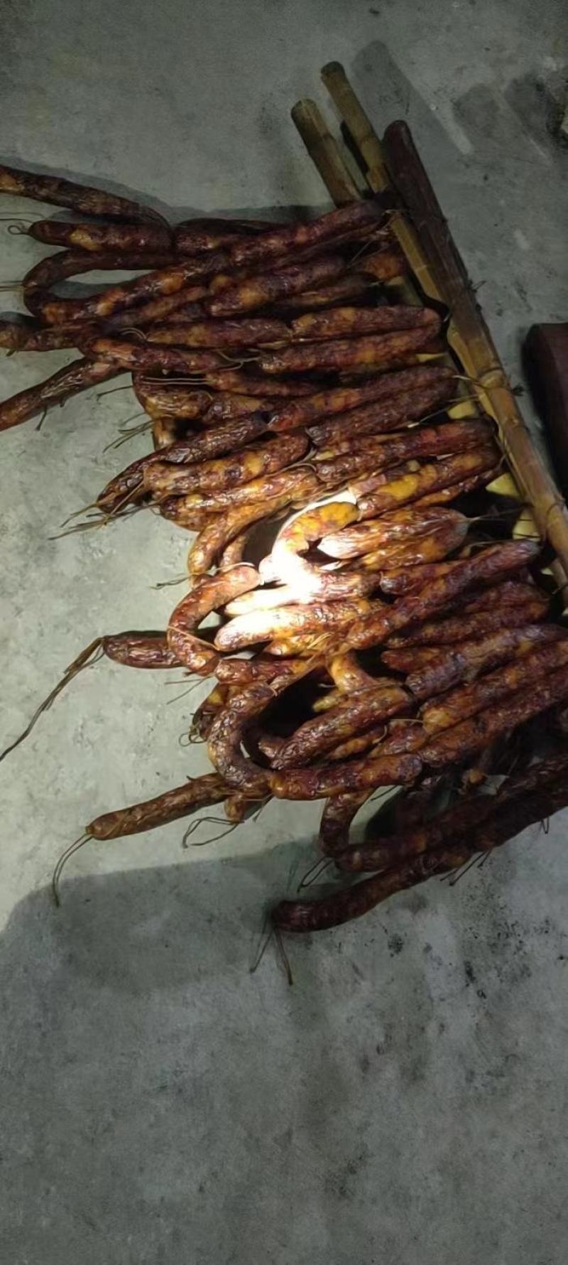 特产腊肉香肠排骨五花肉，农家秘制口味正宗