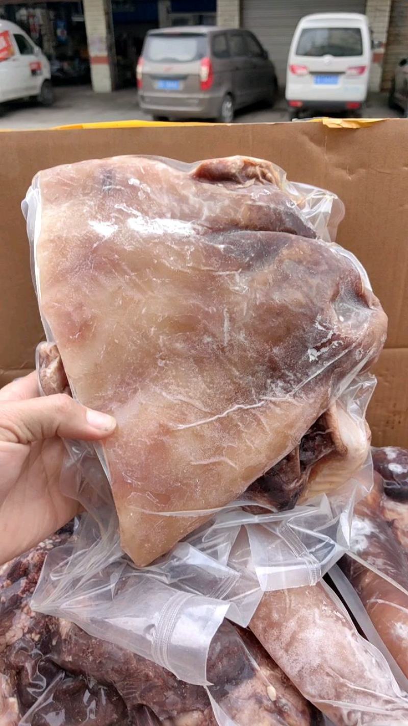 牛头肉跑江湖地摊热卖全熟黄牛头肉散装带皮牛肉冻货厂家批发
