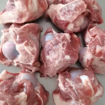 前腿骨，可以吃肉，喝骨髓的骨头，整根半截都有…支持加工定