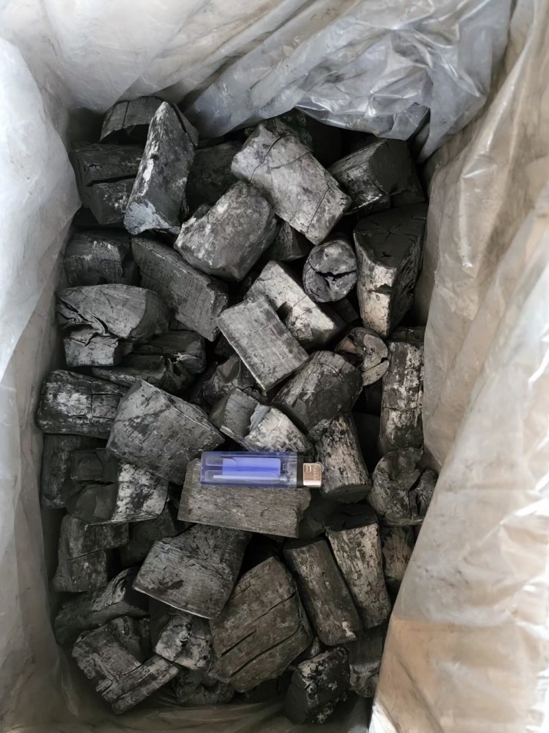 老挝卖丢烧烤炭