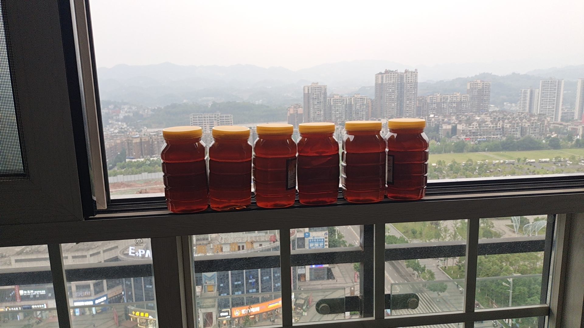 蜂蜜瓶与时间沙漏对比