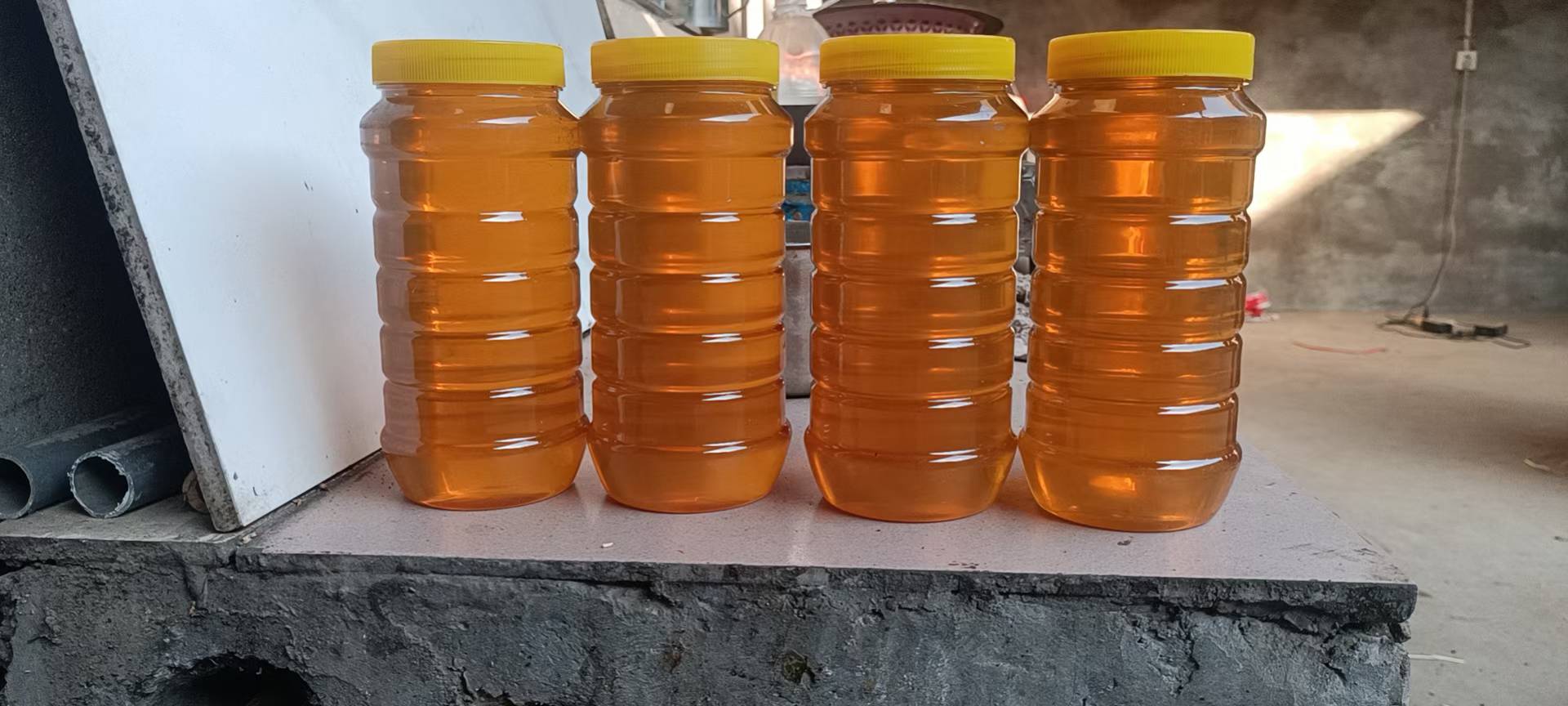 正在熬制蜜汁的小锅,旁边摆放着冰糖、蜂蜜和柠檬 蜜汁熬制过程展示