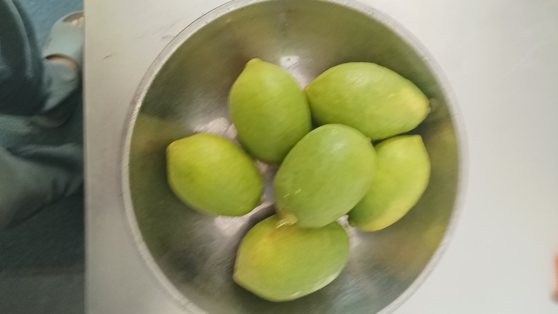 一杯金绿色的黄瓜胡萝卜柠檬汁,杯口有柠檬片装饰 黄瓜胡萝卜柠檬榨汁成品图