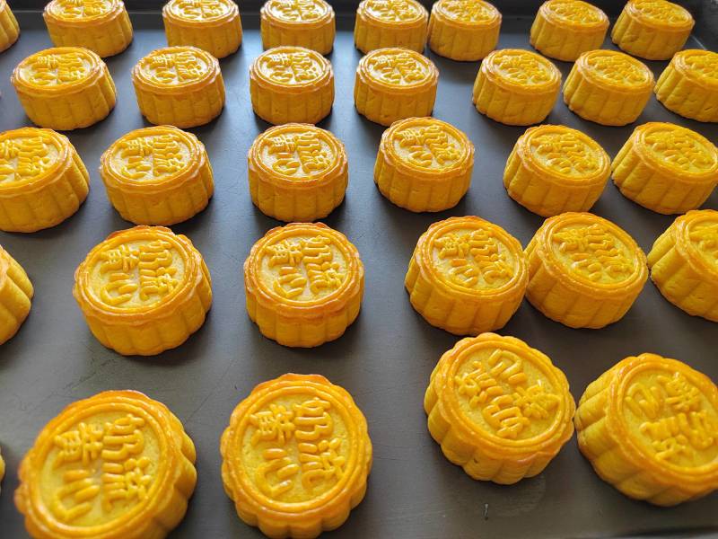 厂家直销奶黄流心月饼，支持定制代工代发