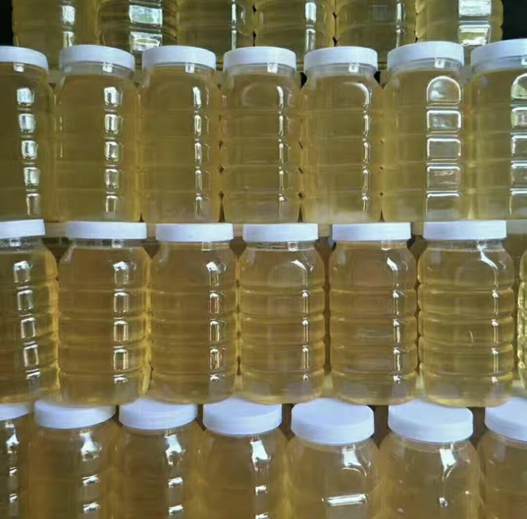 玻璃罐中盛放着金黄色的槐花蜂蜜,旁边散落着橙黄色的蜂花粉颗粒,背景为自然蜂巢和盛开的槐树花,展现蜂蜜与花粉的天然来源 蜂蜜与蜂花粉特写
