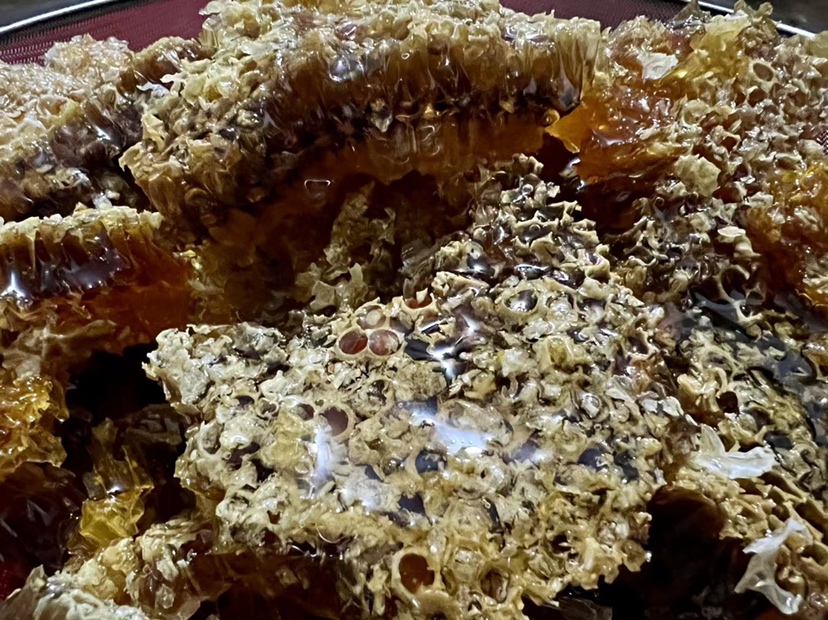 夜晚温馨厨房中的一杯蜂蜜牛奶水