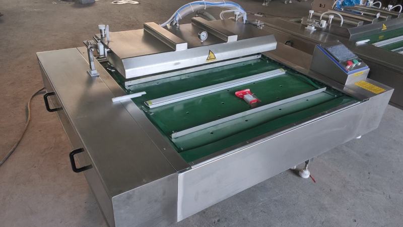1100型滚动式真空包装机