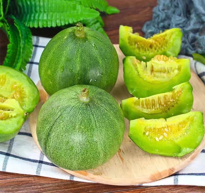 一盘由绿宝甜瓜、西瓜、蓝莓等组成的色彩缤纷的果盘,适合夏季消暑食用 绿宝甜瓜搭配水果制作的夏日果盘