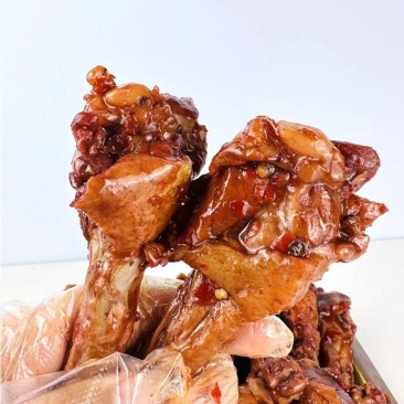 麻辣鸭小腿批发，一袋起发三袋包邮全国发货送货上门