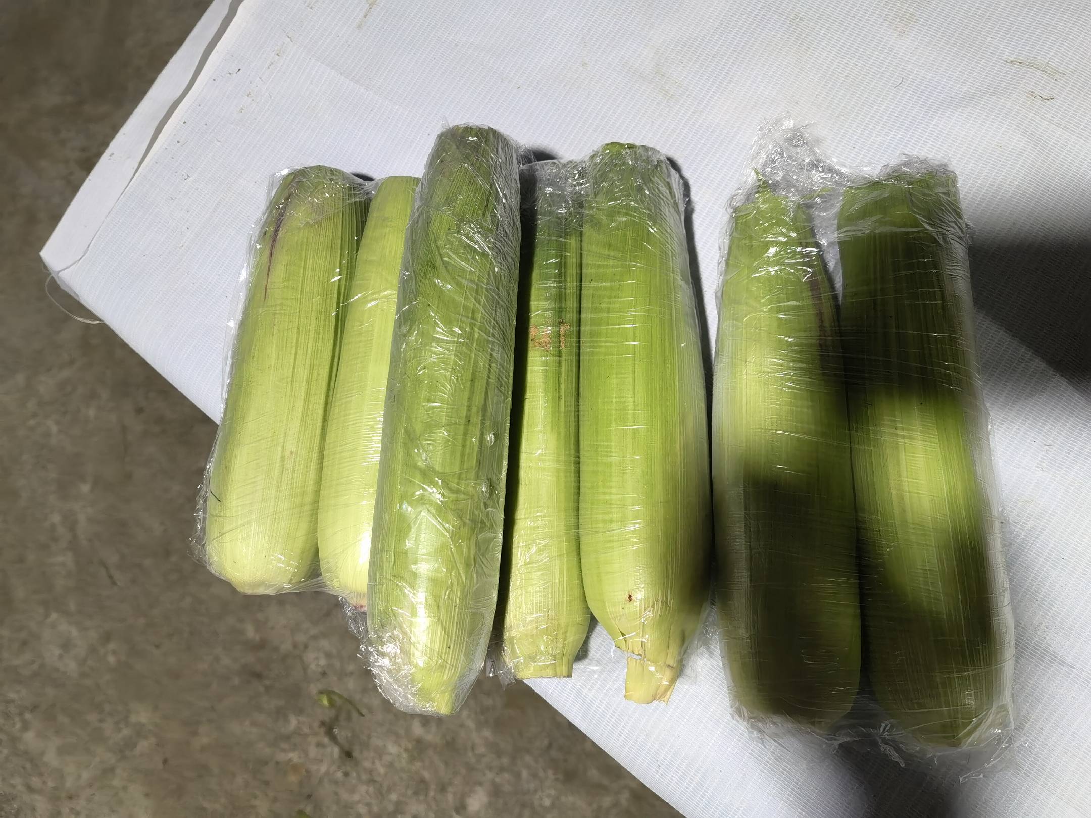 女性享用玉米沙拉