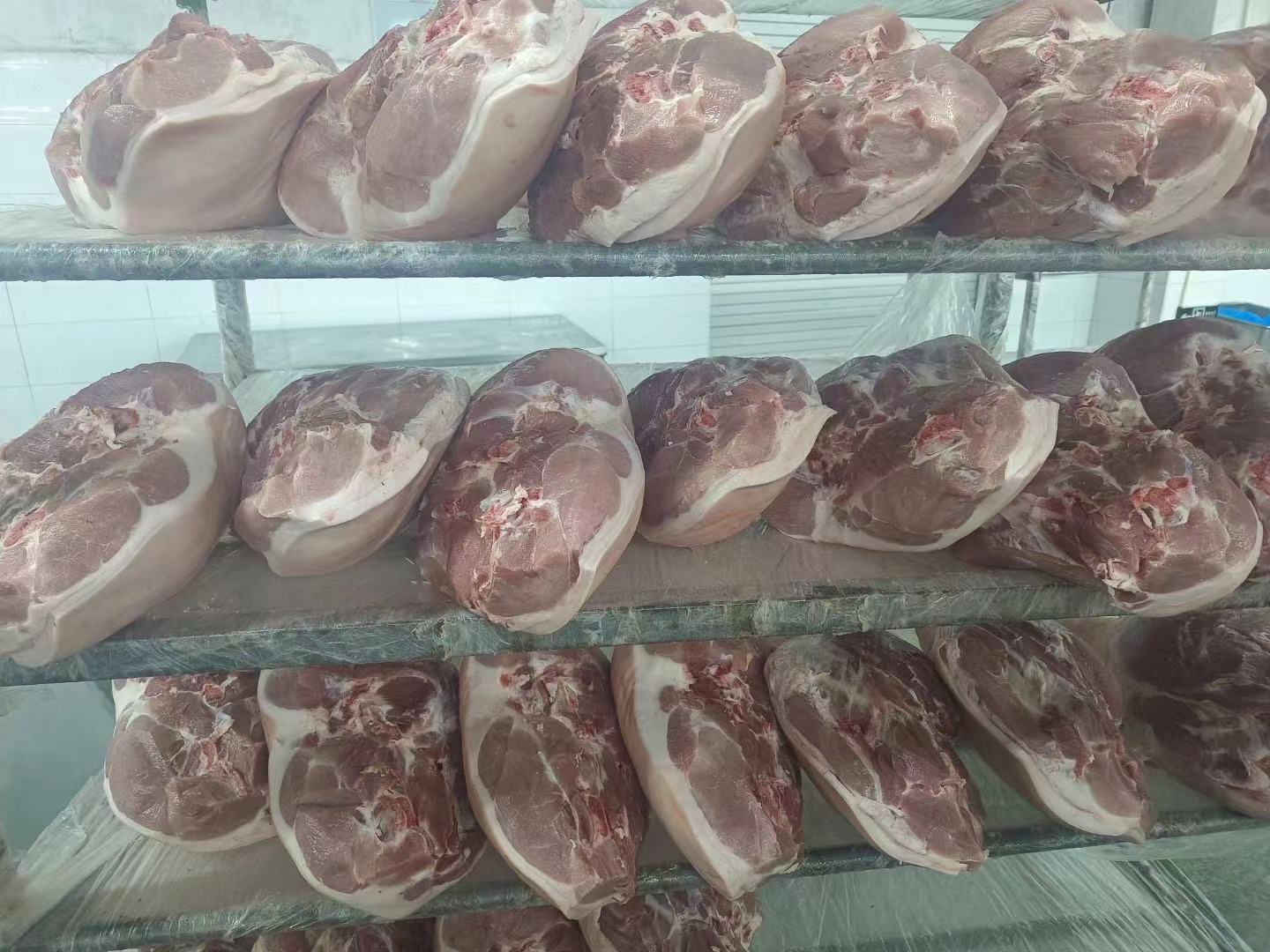 青萝卜猪肉馅原料特写：新鲜青萝卜切丝、半冻猪肉块、手工剁制肉粒、纱布拧干萝卜丝过程