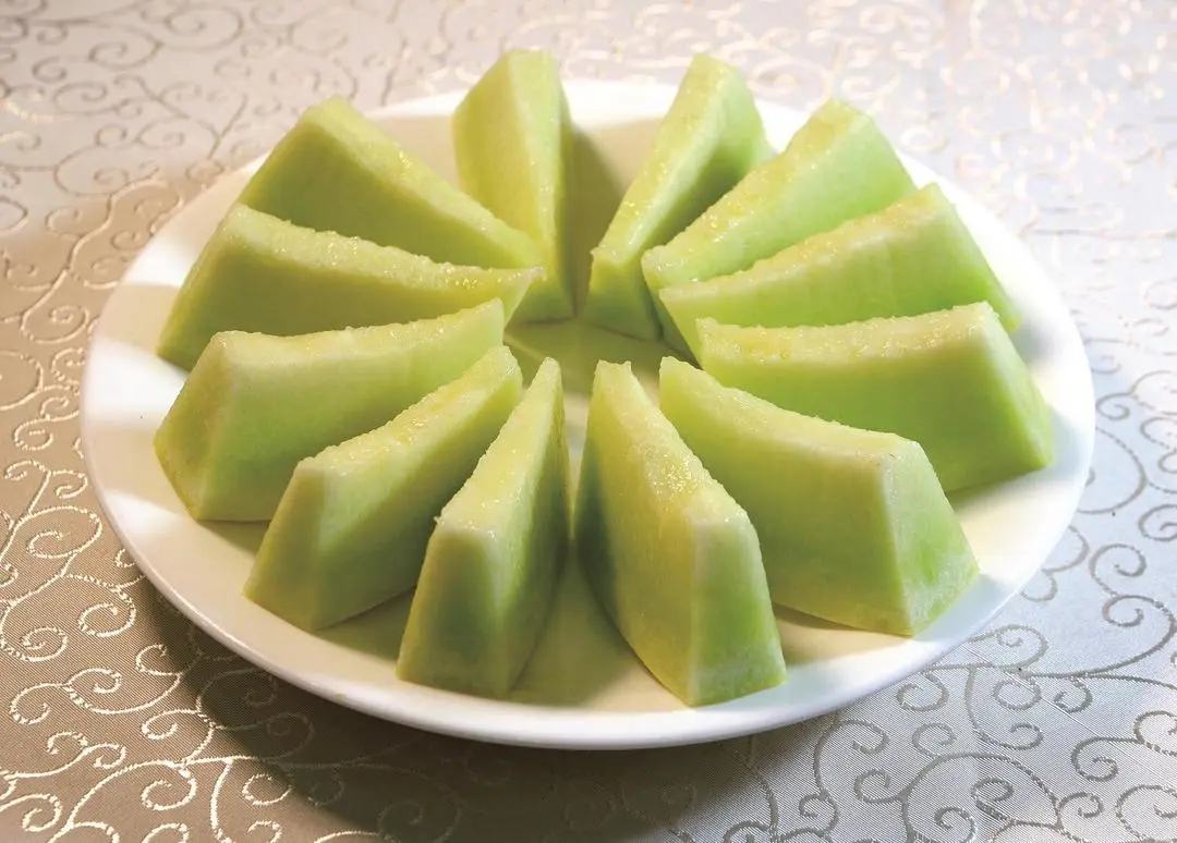 哈密瓜切开放置在餐桌上