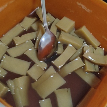 橡子粉，在金华这边叶也叫泽子粉。可做泽子豆腐