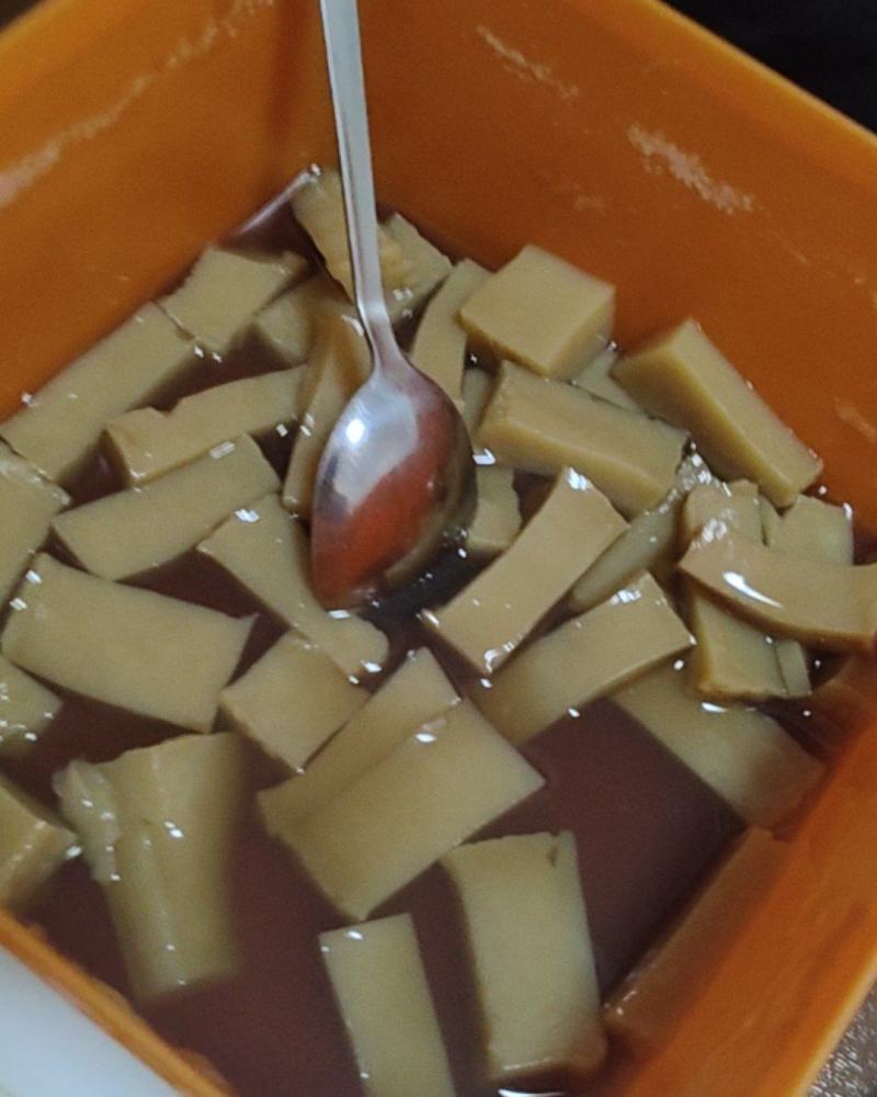 橡子粉，在金华这边叶也叫泽子粉。可做泽子豆腐