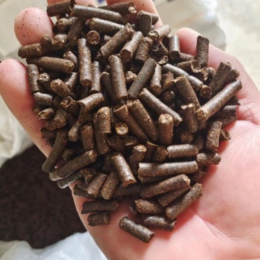 [热卖]微生物发酵颗粒牛羊颗粒饲料黑颗粒厂家发货