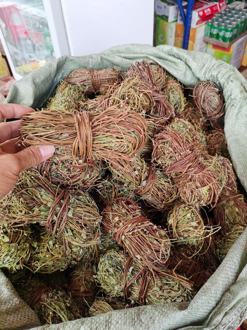 今年新货鸡骨草，有叶小扎鸡骨草，常用煲汤鸡骨草，干度好。