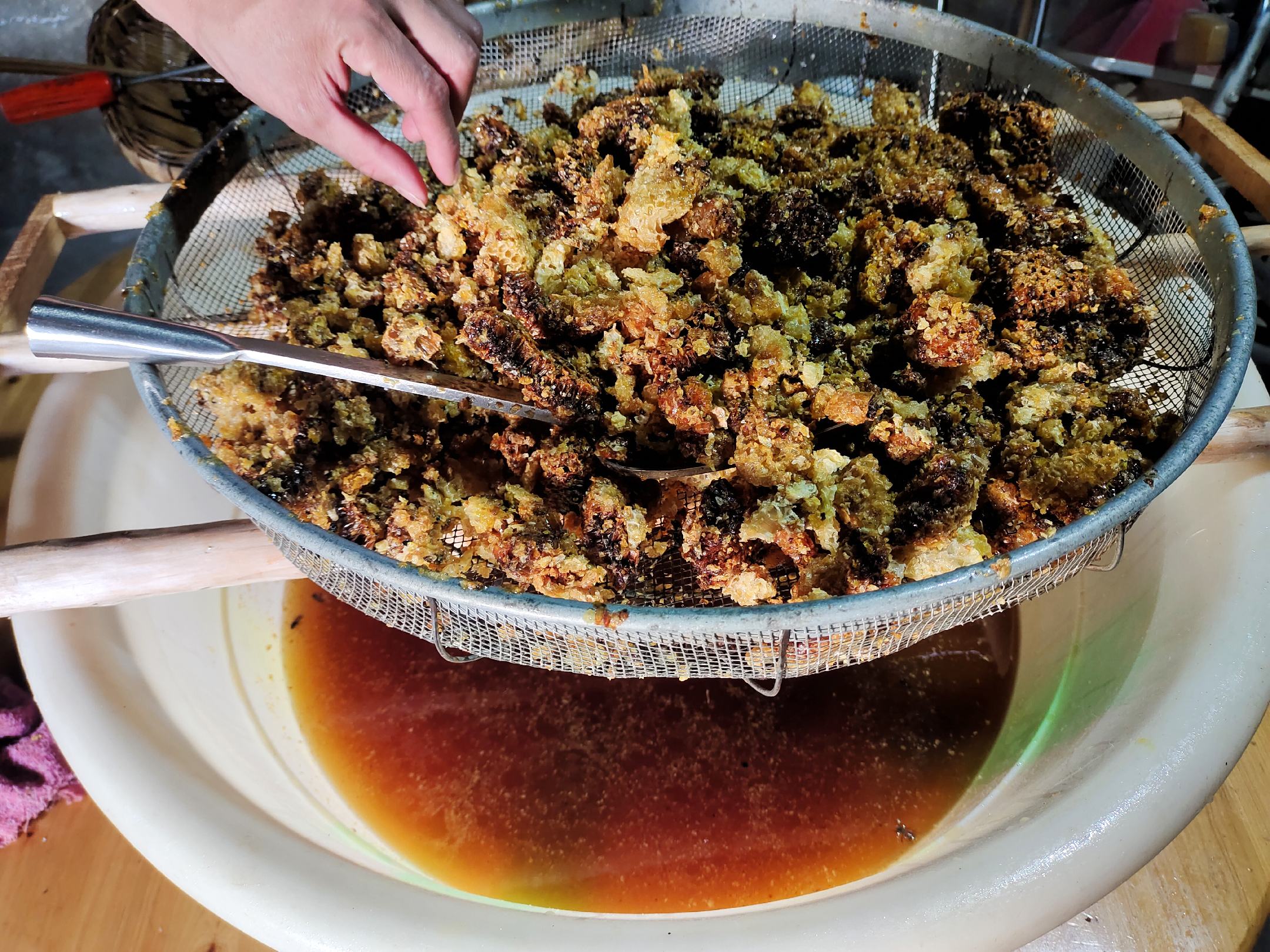 蜜蜂在蜂巢中储存蜂蜜的过程 蜜蜂在蜂巢中储存蜂蜜