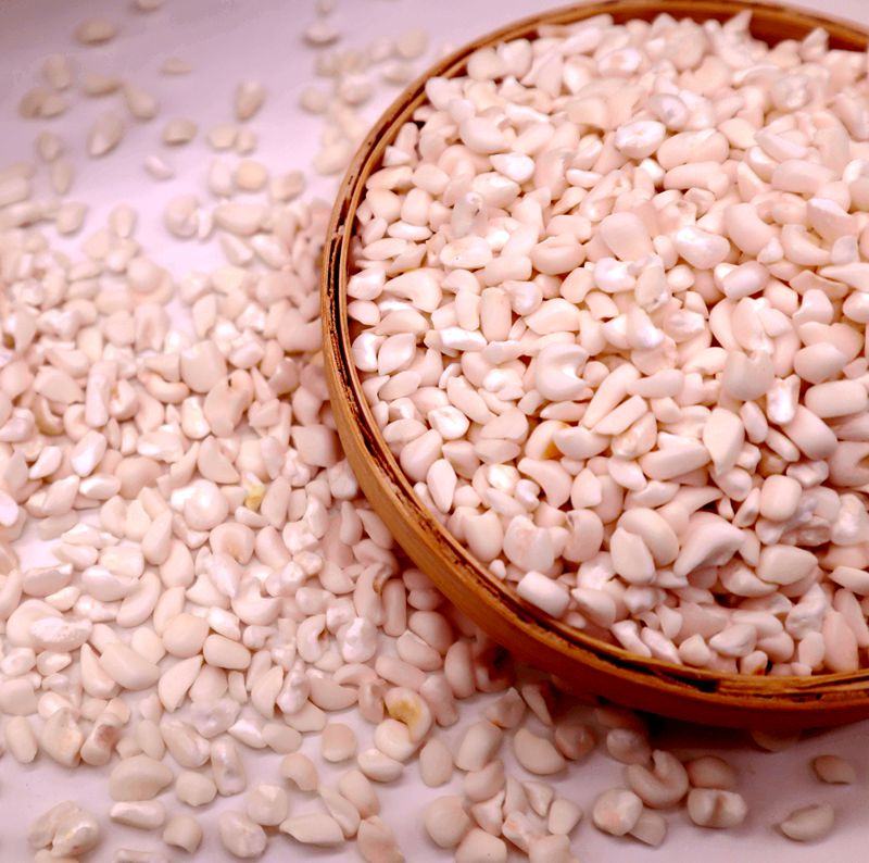 展示一碗用茄子和玉米粒制作的浓汤,色彩鲜明,香气扑鼻 茄子与玉米搭配图