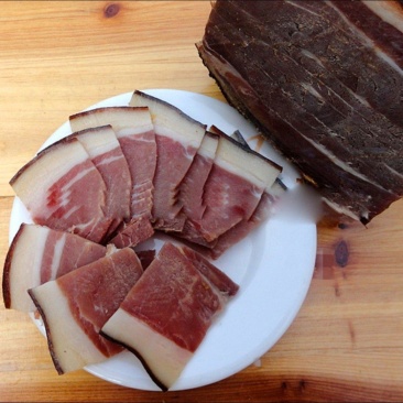 江西吉安安福独有特色的农村味道，烟燻腊肉和火腿。