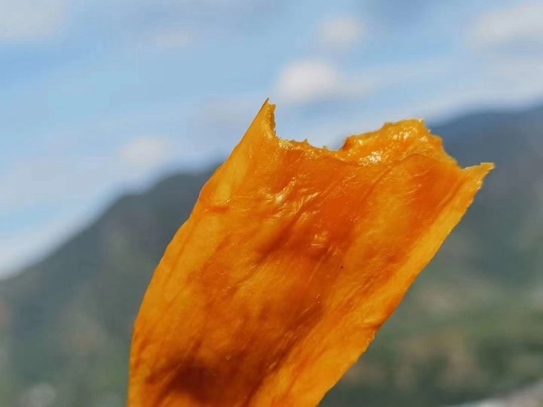 凯特芒多场景应用图：左侧为新鲜切块铺于牛油果番茄沙拉上；中为冻芒果块与酸奶分层杯；右侧为芒果泥涂抹全麦吐司配奇亚籽，三组摆盘整洁清新