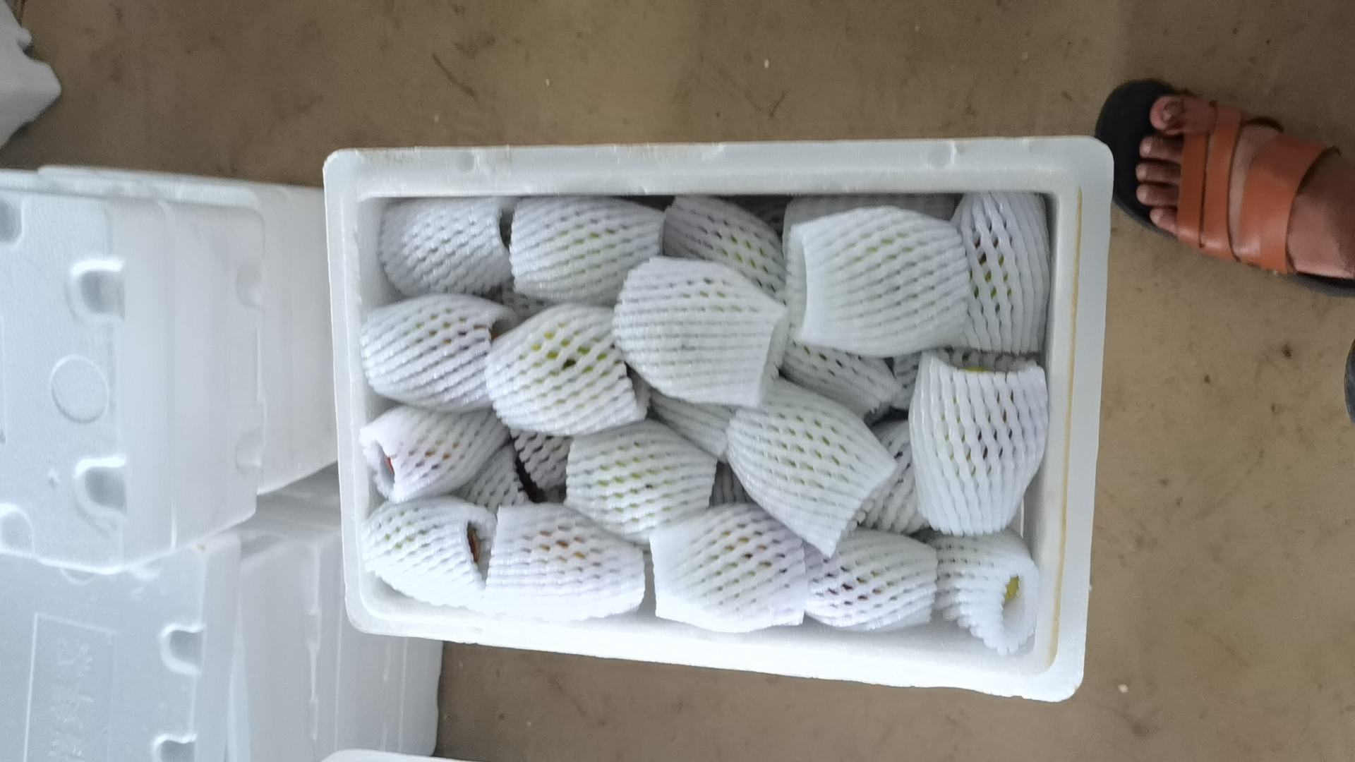 现代健康生活中的蟠桃应用：木质料理台上摆放玻璃罐装自制蟠桃酵素（琥珀色液体悬浮细果肉粒）、浅盘盛放无添加蟠桃果酱配全麦面包、真空包装蟠桃冻干脆片袋，旁置一支标注“膳食纤维 3.2g/份”的营养标签